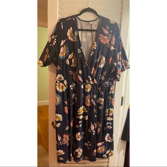 Old Navy Dresses & Skirts - Old Navy Floral Wrap Dress